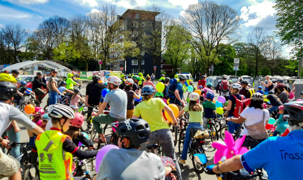 Jede Menge Radfahrende von hinten