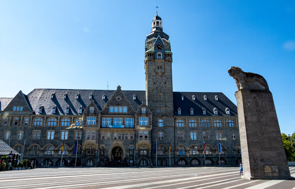 Rathaus Remscheid mit Löwen